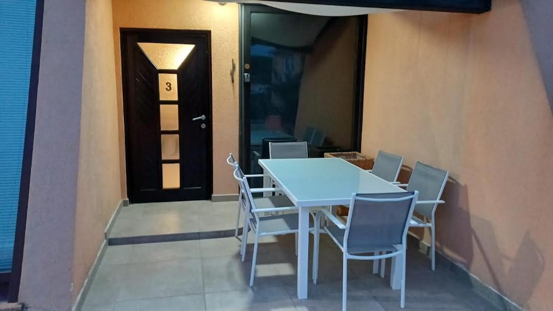 Apartmani Delas 2 Pjescana Uvala Exterior photo