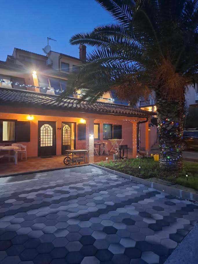 Apartmani Delas 2 Pjescana Uvala Exterior photo